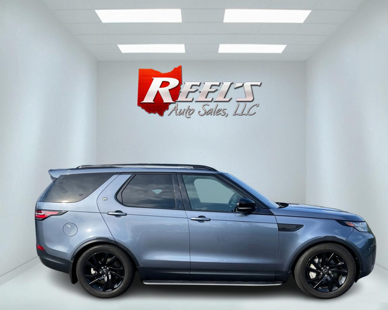 2018 Blue /Black Land Rover Discovery HSE (SALRR2RV5JA) with an 3.0L V6 DOHC 24V Supercharged engine, 8A transmission, located at 11115 Chardon Rd. , Chardon, OH, 44024, (440) 214-9705, 41.580246, -81.241943 - This 2018 Land Rover Discovery HSE is a luxurious and capable SUV that offers a blend of comfort, technology, and off-road prowess. With its 3.0L supercharged V6 engine, it produces 340 horsepower and is paired with an 8-speed automatic transmission. The interior features premium leather upholstery, - Photo#4